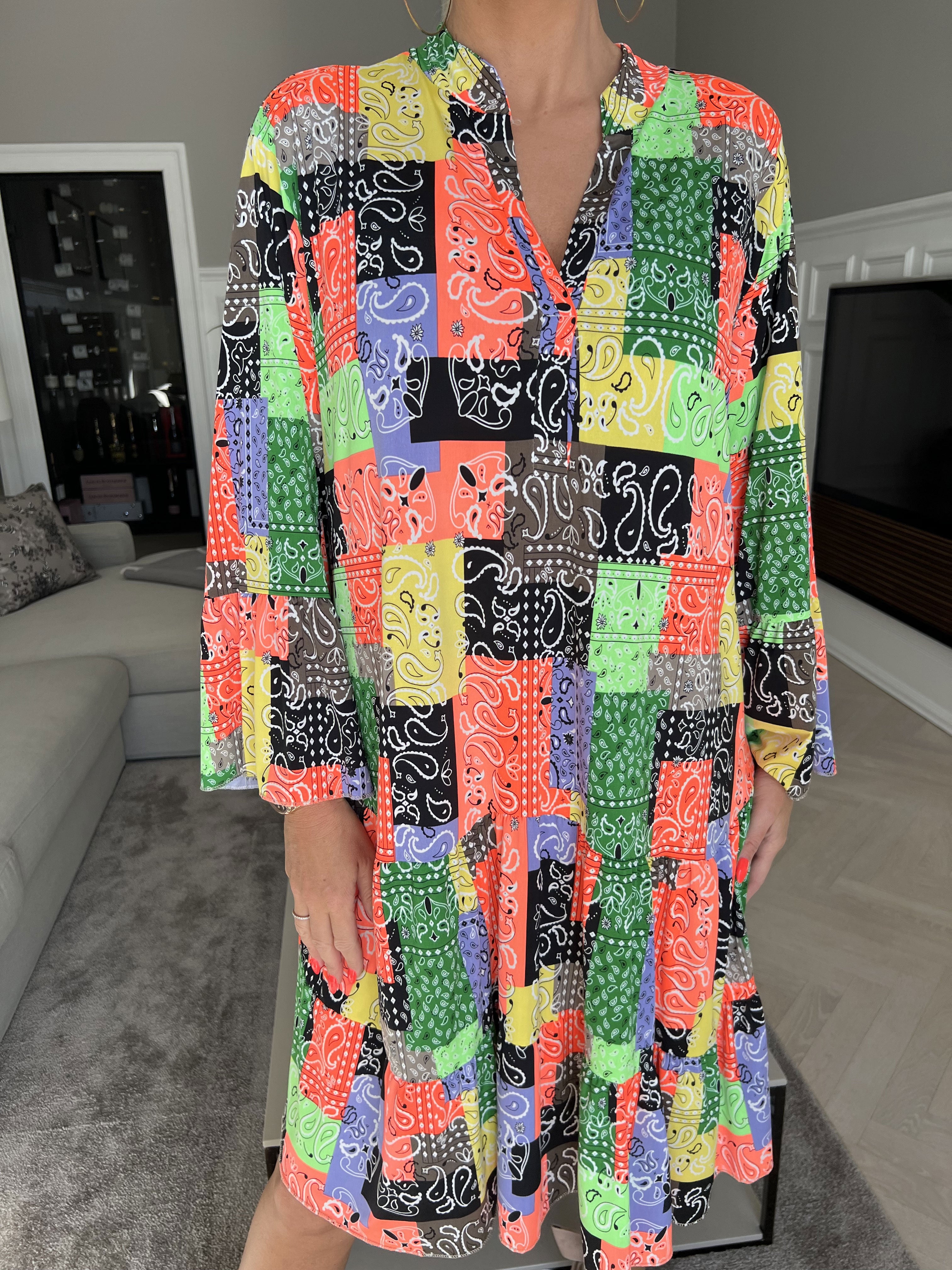 Pauline Paisley - Klänning med v-ringning och liten volangkjol